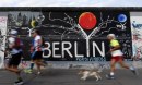 Cittadini davanti al Muro di Berlino