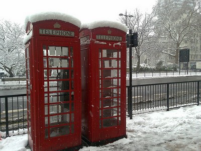 Londra sotto la neve: disagi per trasporti e aeroporti