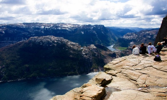 Norvegia: la gigantesca roccia e il burrone di Preikestolen