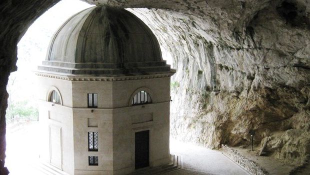Cosa vedere nella Marche, il tempio del Valadier a Genga